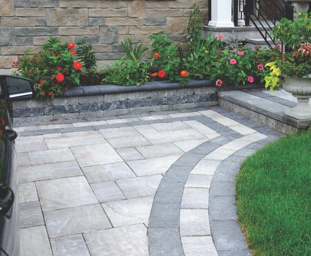 Pavers: Villanova, Champagne with Onyx border and Cassina, Onyx coping